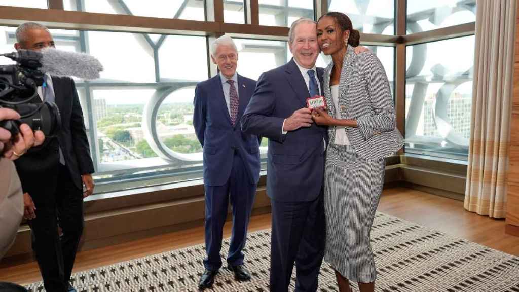 George W. Bush & Michelle Obama Recreate Their Viral Altoids Moment