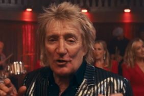 Rod Stewart Nearly Faints During Concert, Receives Oxygen Onstage