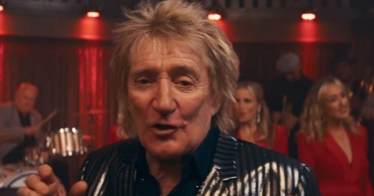 Rod Stewart Nearly Faints During Concert, Receives Oxygen Onstage