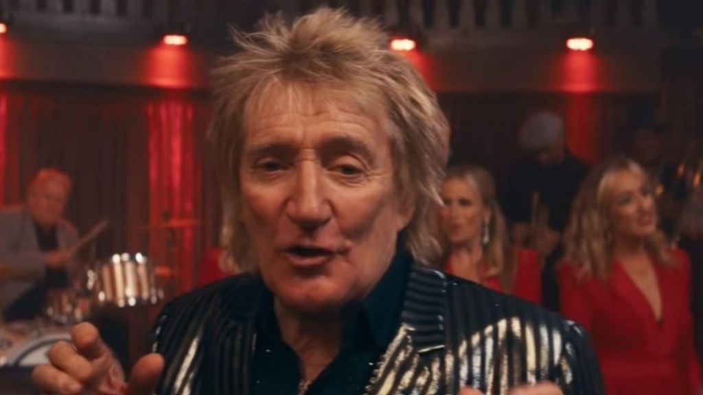 Rod Stewart Nearly Faints During Concert, Receives Oxygen Onstage