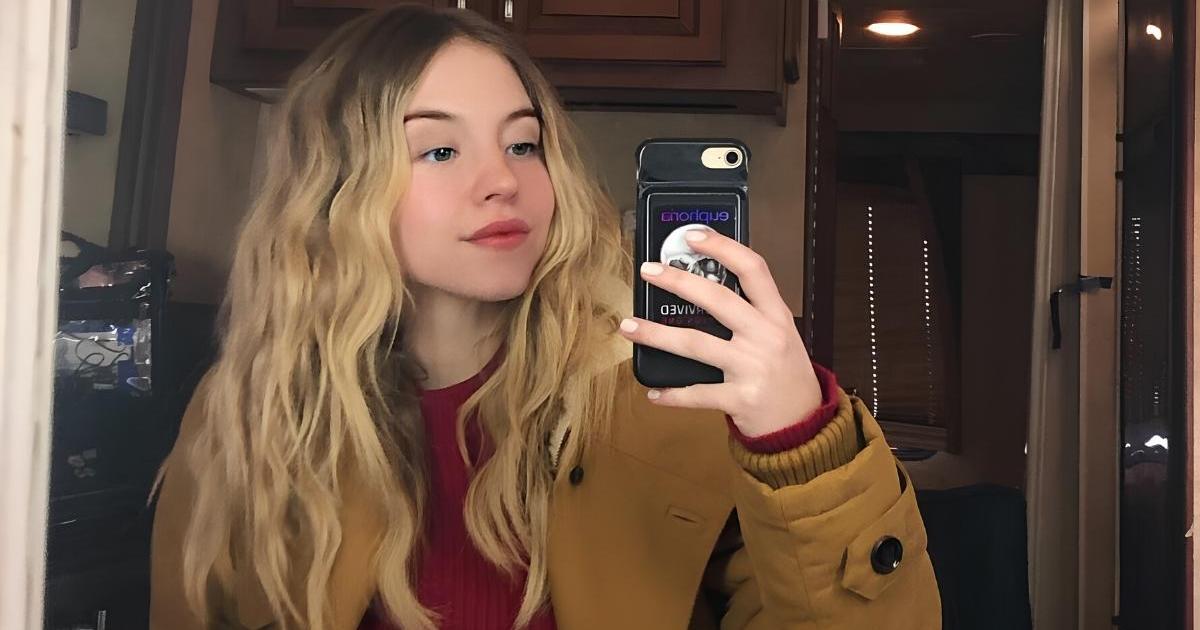 Sydney Sweeney Flaunts Her Curves in Cheeky Syrn Mid-Rise Thong Sydney Sweeney Flaunts Her Curves in Cheeky Syrn Mid-Rise Thong