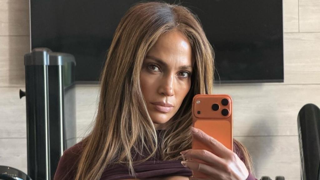 Jennifer Lopez's Bare Back Upstages Her Figure-Hugging Dress