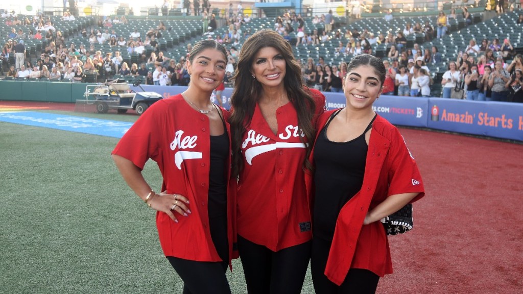 Milania Giudice with her mom and sister