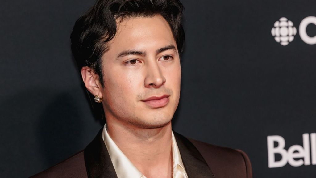Hudson Williams Calls Out 'Creepy' Autograph Dealers