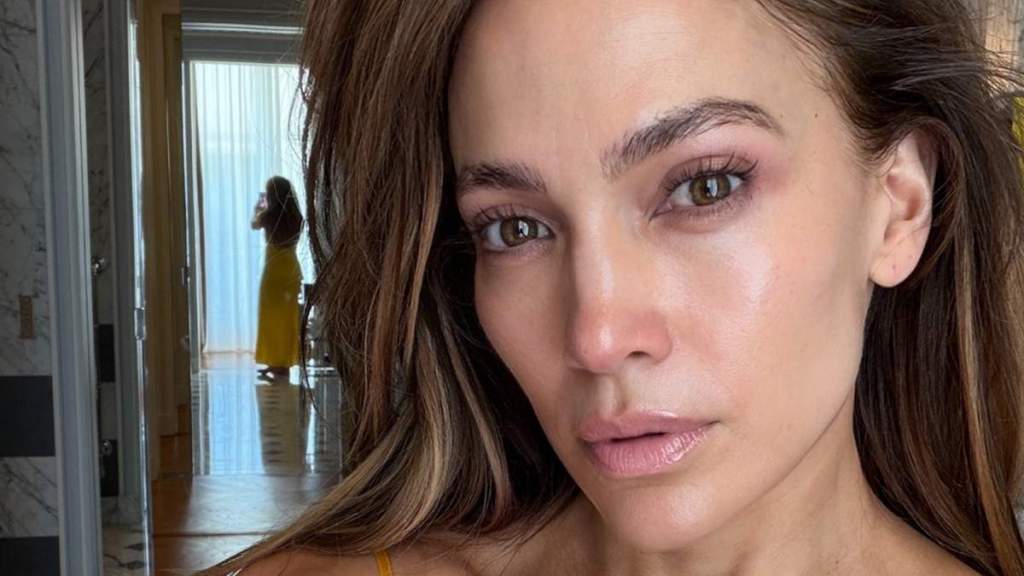 Jennifer Lopez Flaunts Her Sunkissed Curves in Skimpy Bikini Look