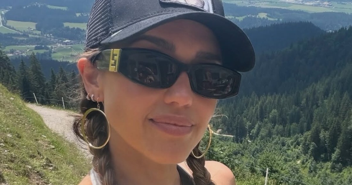 Jessica Alba’s Bra Top Hangs on for Dear Life on the…