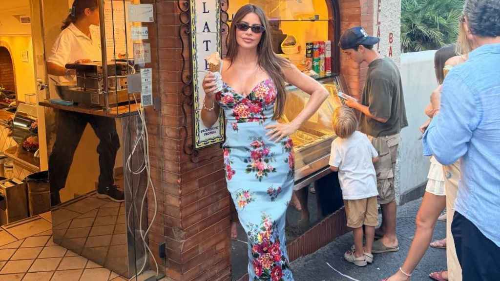 Sofia Vergara’s Plunging D&G Dress Literally Hangs by Just 2 Strings