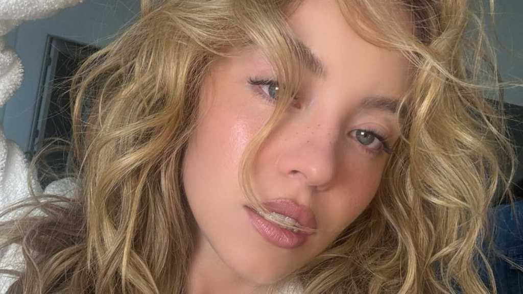 Sydney Sweeney's Plunging Bra Puts Her Curves Front & Center for Syrn