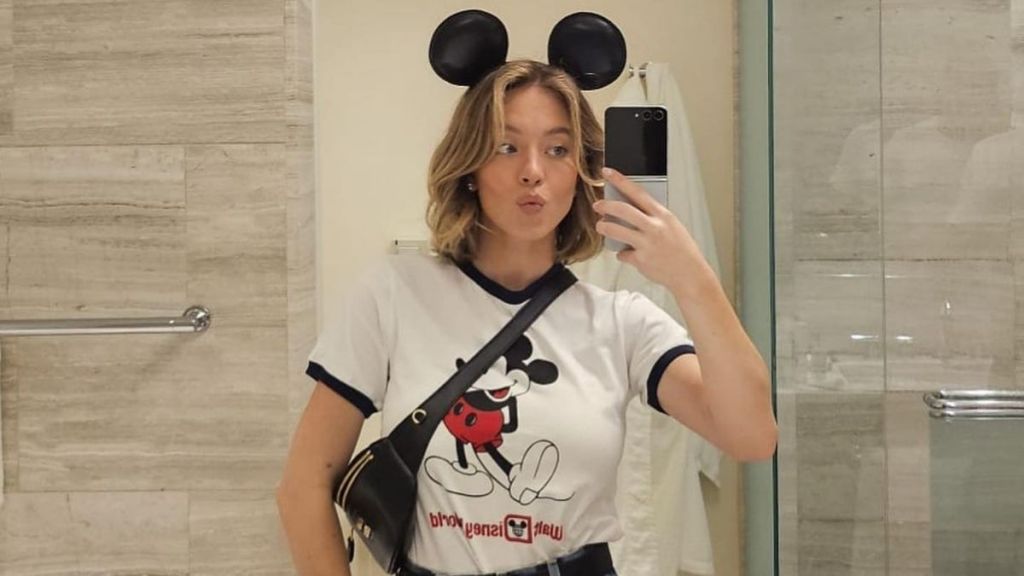 Sydney Sweeney's Low-Rise Jeans Puts Her Curves Front & Center