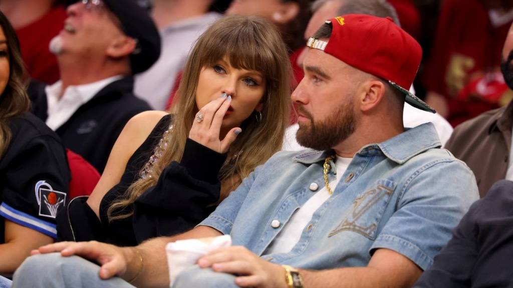 Taylor Swift & Travis Kelce's New Wedding Photos Spark One Big Fan Complaint