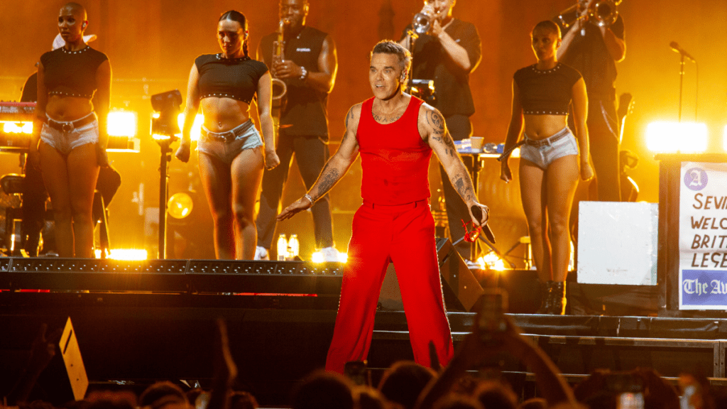 Robbie Williams Performs Surprise Busking Set in Spain