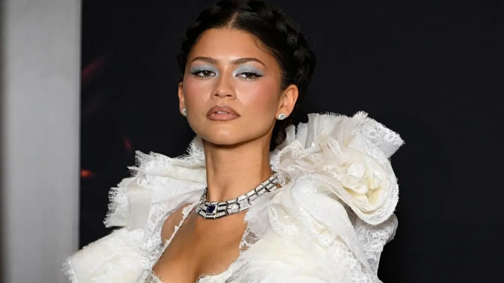 Zendaya's Body-Hugging Louis Vuitton Dress Puts Her Curves Front & Center
