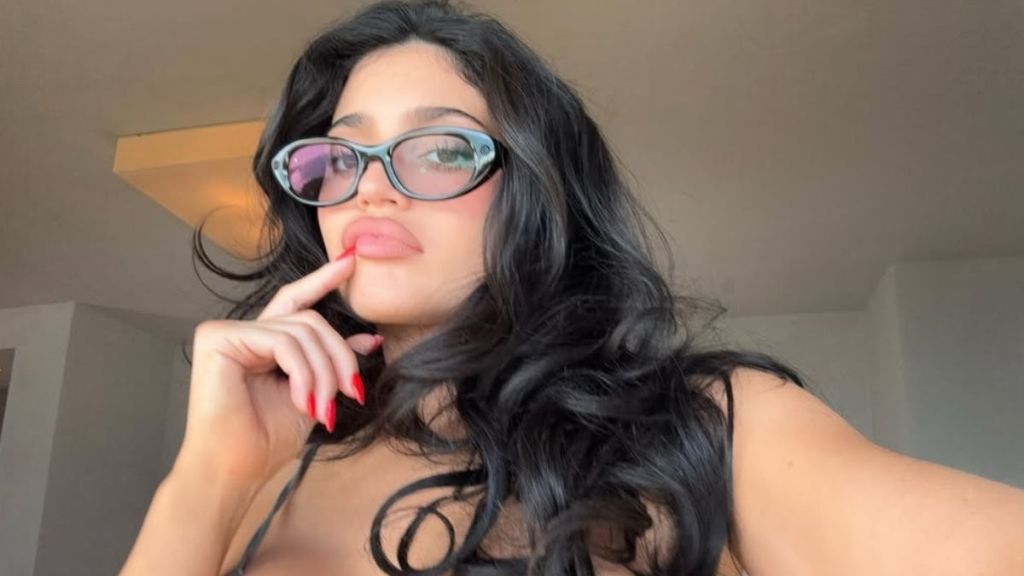 Kylie Jenner Flaunts Her Skimpy Bikini in a Steamy Bed Lounge That’s Too Hot to Handle