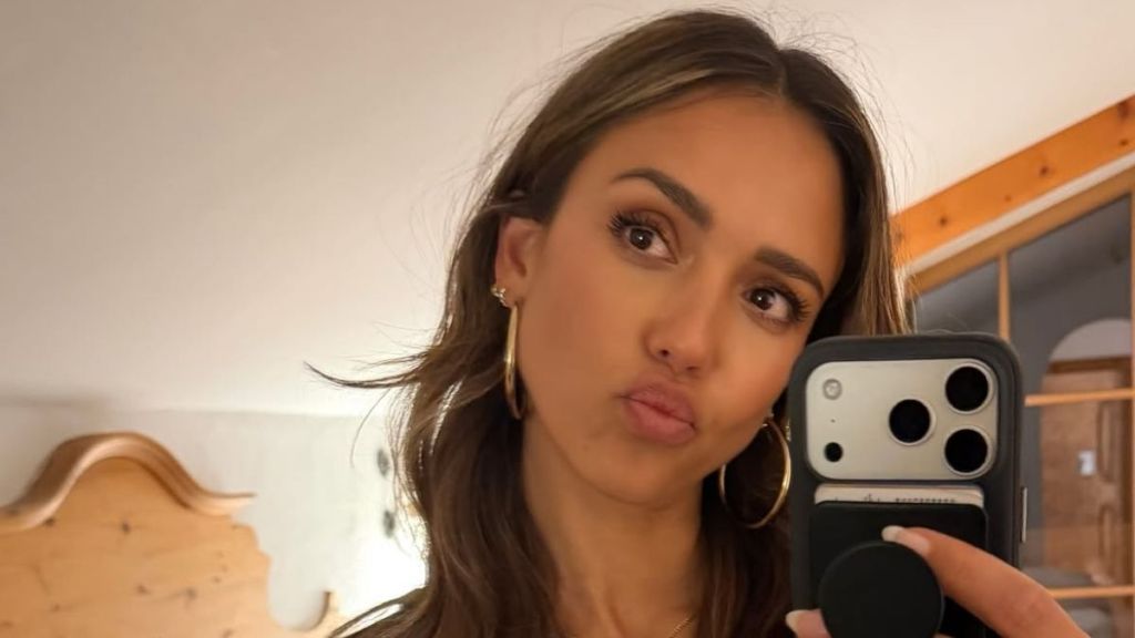Jessica Alba's Plunging Dress Hangs by a Single String With Gabriel & Co. Bling
