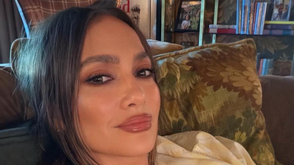 Jennifer Lopez’s Plunging Dress Hugs Her Curves Tight With Alaia Corset Belt