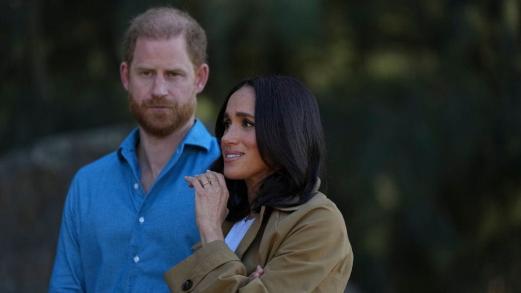 The Real Reason Prince Harry & Meghan Markle May Be Avoiding Couple Photos — Source