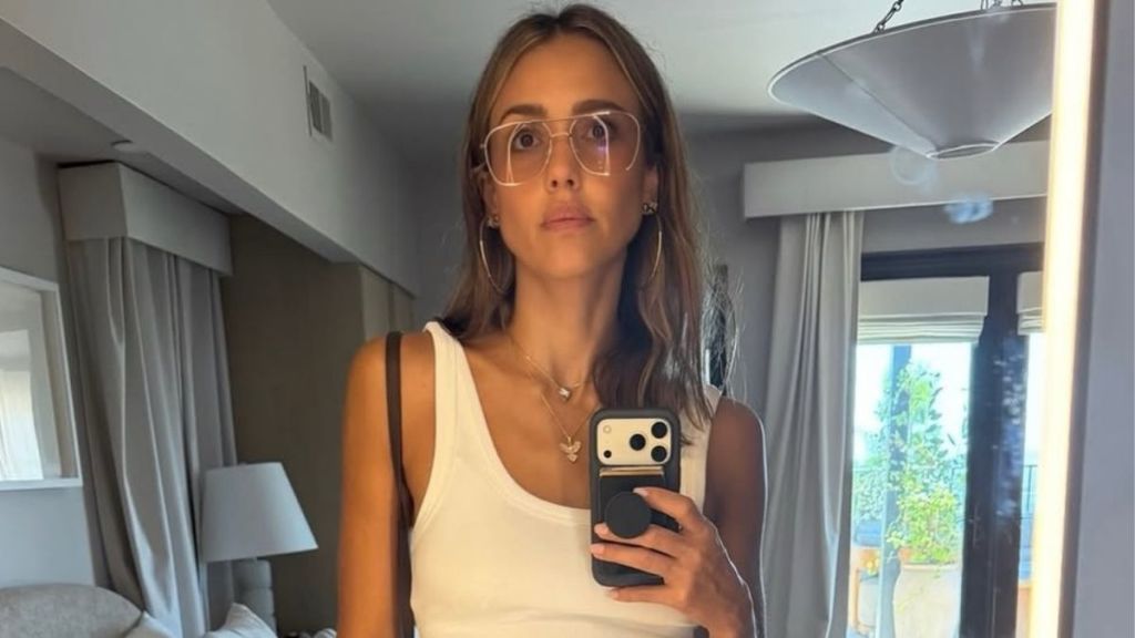 Jessica Alba's Plunging Fendi Top Hangs by the Thinnest Strings
