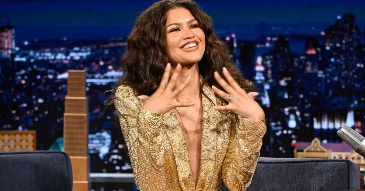 Zendaya’s Plunging Zuhair Murad Skirt Suit Also Has a Thigh-High Slit