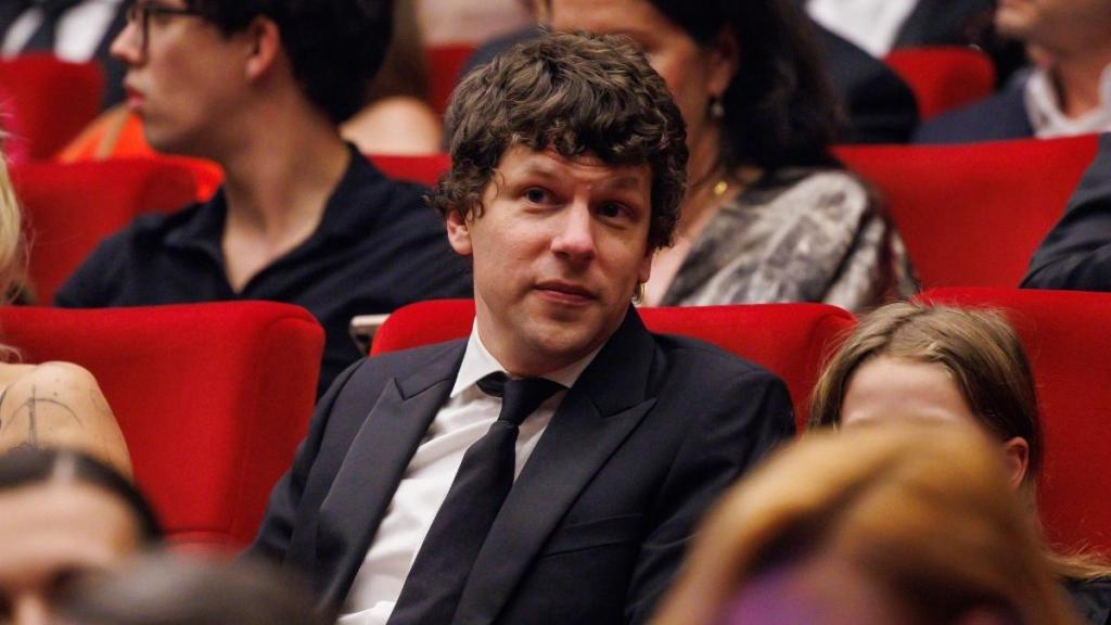 Jesse Eisenberg Seemingly Takes Jab at Celebs Who Left US After Donald Trump's Return