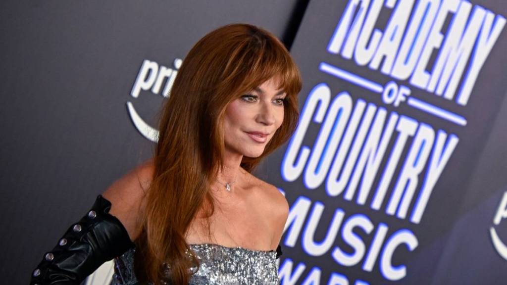 Shania Twain Couldn't Make Taylor Swift's Wedding Due To Awkward Twist