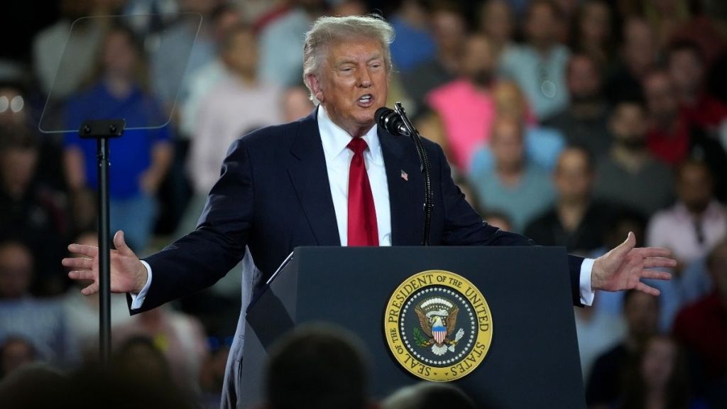 Donald Trump Has 1-Word for Epstein Heckler at Michigan Rally