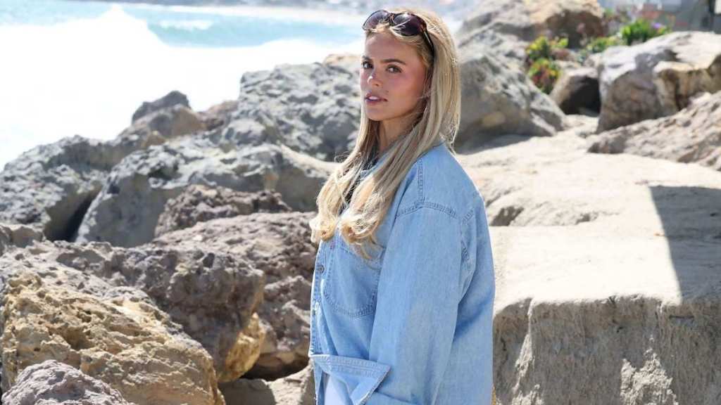 Brooks Nader's 'Curves Got Places To Go' in Unbuttoned Old Navy Shirt & Jeans
