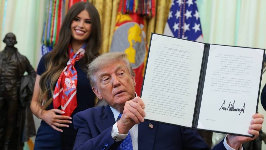 Woman Behind Donald Trump Goes Viral for Nonstop Nodding at Vaccine Event