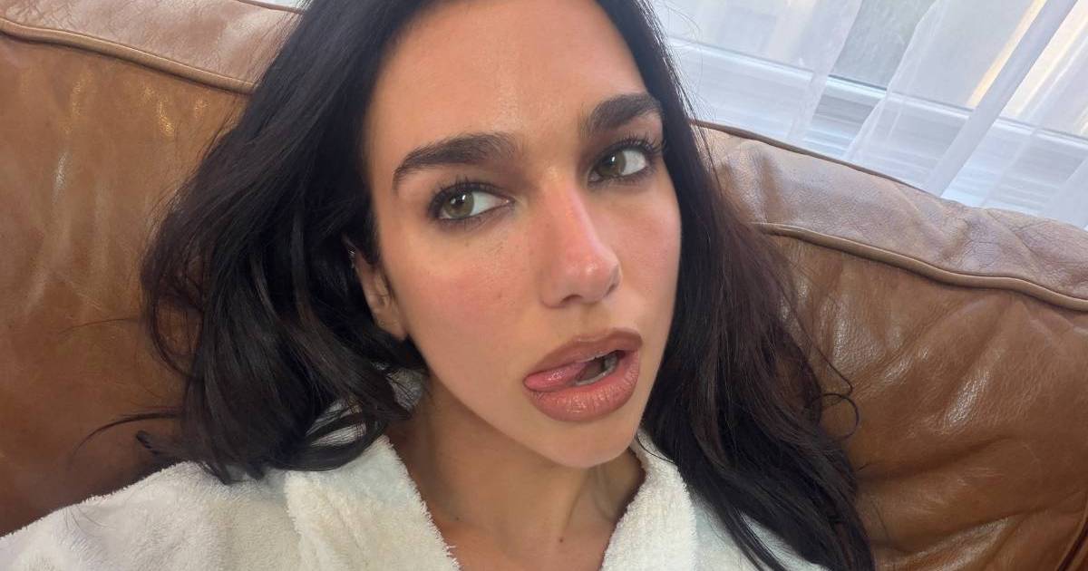 Dua Lipa’s Robe Is Seconds Away From Slipping as She Holds…