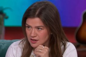 'There's My B**bs': Kelly Clarkson Reacts to Wardrobe Malfunction in Vegas