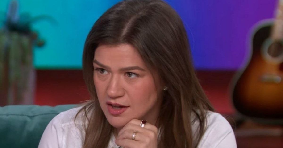 ‘There’s My B**bs’: Kelly Clarkson Reacts to Wardrobe Malfunction in Vegas