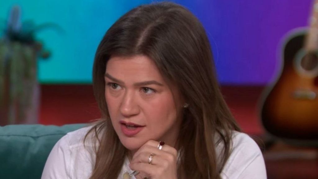 'There's My B**bs': Kelly Clarkson Reacts to Wardrobe Malfunction in Vegas