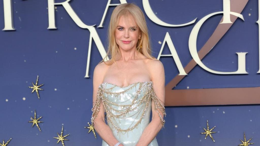 Nicole Kidman's Plunging Chanel Sequin Gown Has a Dangerously High Slit