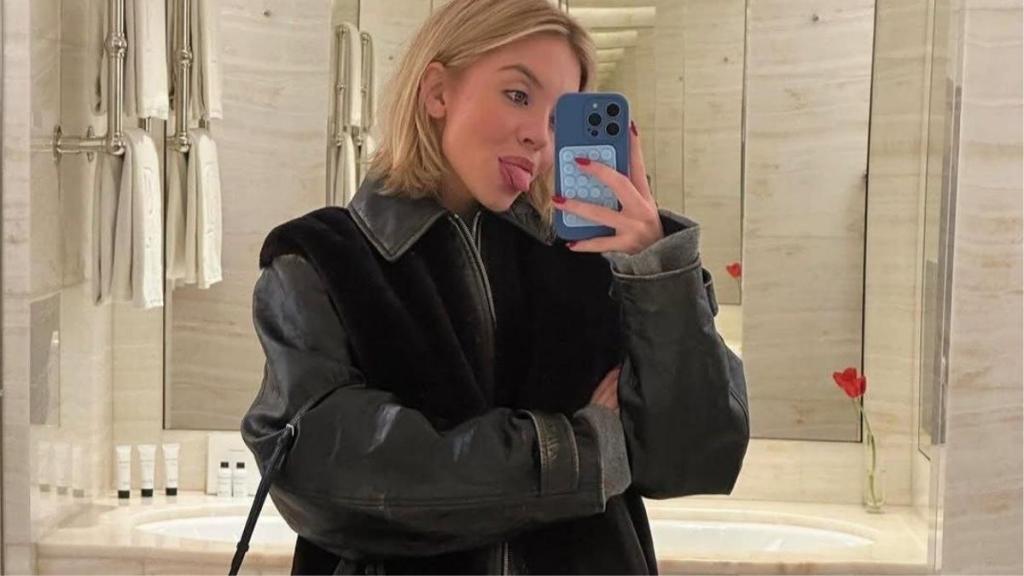 Sydney Sweeney Wears Her T-Shirt Over a Bralette in Viral Video
