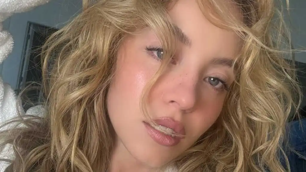 Sydney Sweeney Layers $39 Baby Tee Over Plunging SYRN Crossback Bralette
