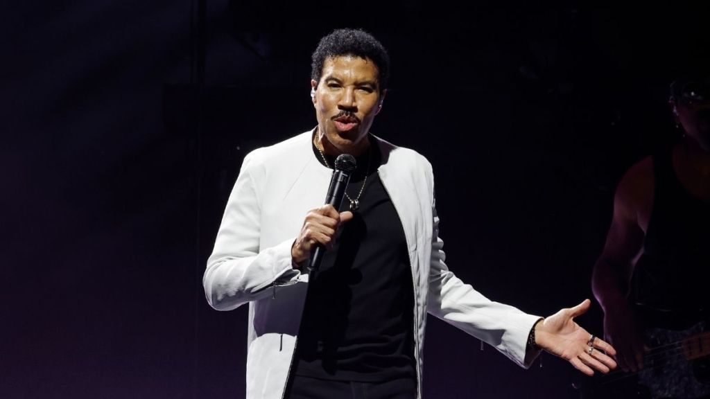 Lionel Richie Throws 'Jail’ Jab at Chris Brown and Usher