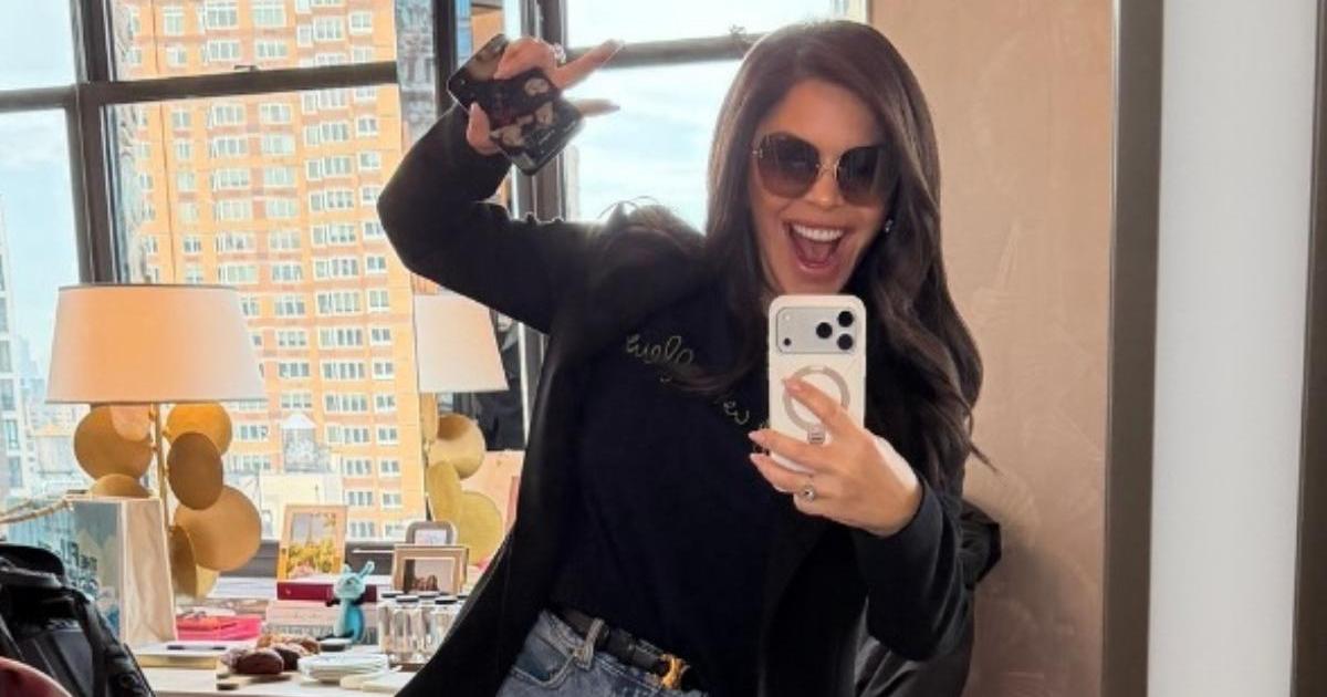 Lauren Sanchez Leaves Lululemon Jacket Boldly Unzipped for a&hellip;