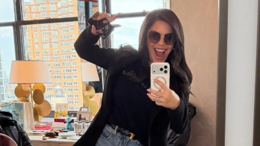 Lauren Sanchez Leaves Lululemon Jacket Boldly Unzipped for a Plunging Look