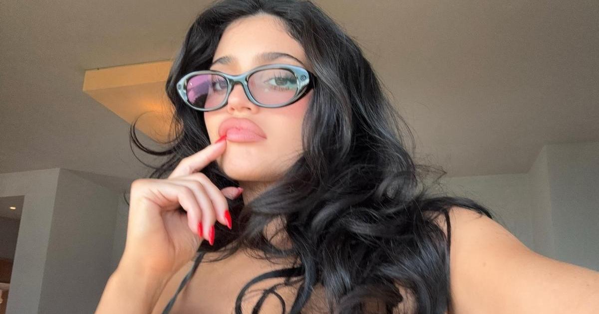 Kylie Jenner Nearly Spills Out of $68 Dangerously Plunging Alo Bra