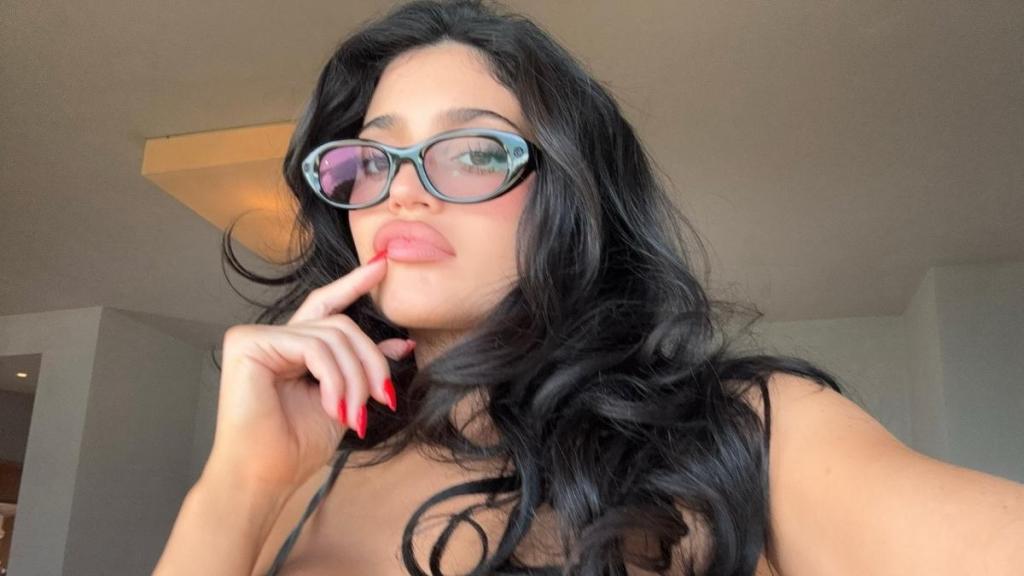 Kylie Jenner Nearly Spills Out of $68 Dangerously Plunging Alo Bra