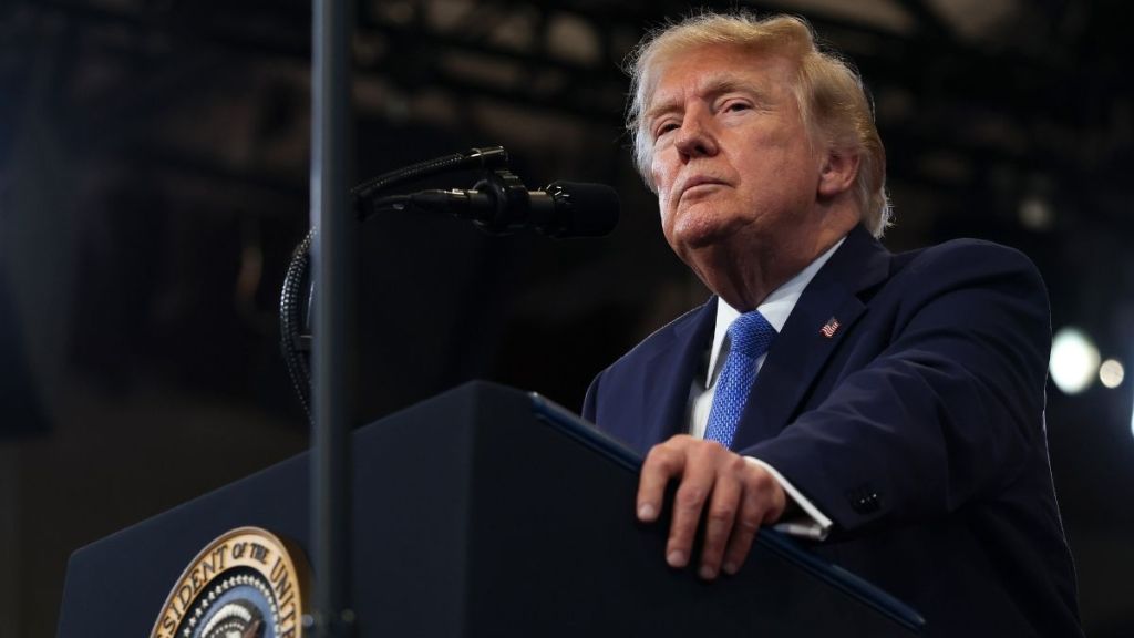 Donald Trump’s Strange Suit Bulge Has the Internet Doing a Double Take