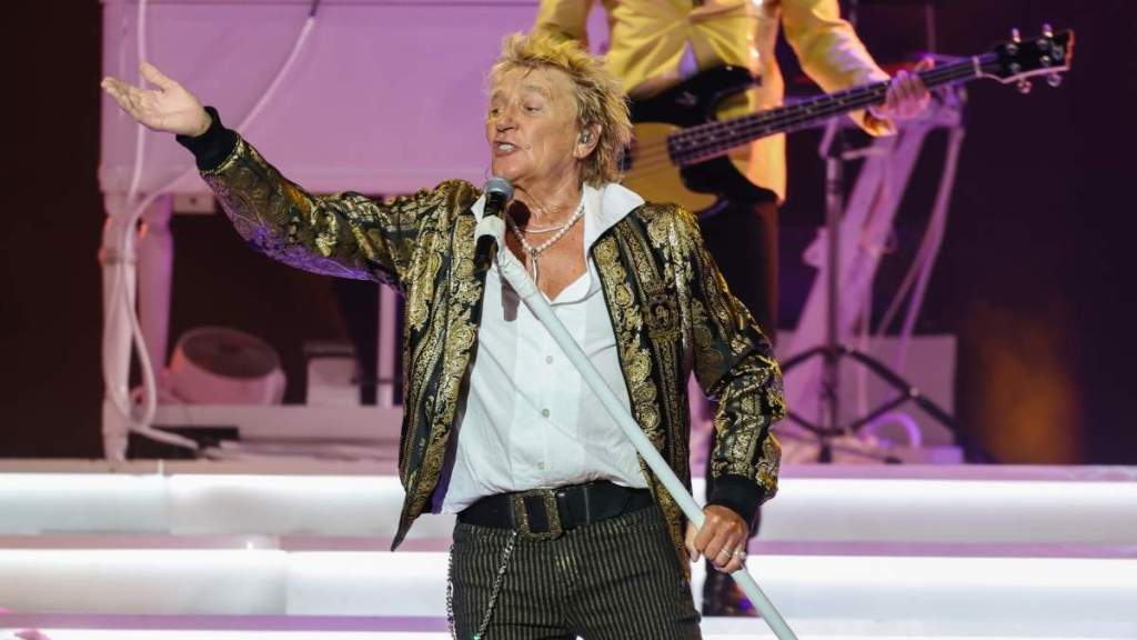 Rod Stewart Forced to Postpone Concert Last Minute for Unforeseen Reason