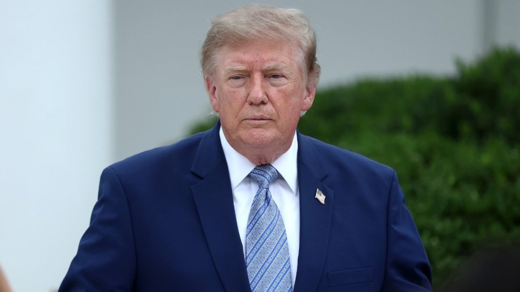 Armed Man Arrested Near Donald Trump’s Golf Club Had Notes About Melania — Report