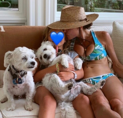 Bethenny Frankel With Her Daughter & Dogs
