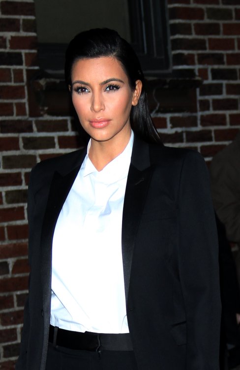 Kourtney Kardashian Kim Kardashian Pregnant Suit Checkered Shoes Photos 14